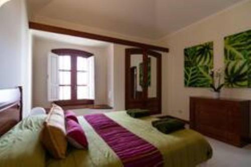 Un dormitorio con una cama grande y una ventana en Timanfaya Villa, en Tahiche