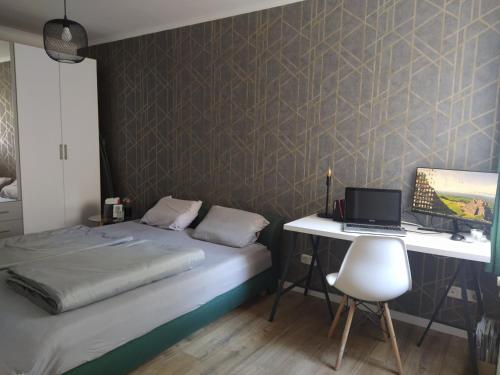 Posteľ alebo postele v izbe v ubytovaní Spacious apartment in hip neighborhood