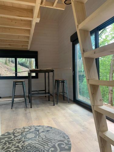 une chambre avec une table et deux tabourets dans l'établissement La Cabane de Piquet, à Le Tablier
