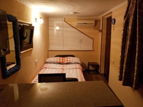 Habitación pequeña con cama y habitación pequeña con escalera en Silk House, en Tiflis