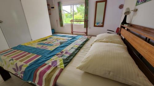 um quarto com uma cama com uma colcha em Sutopia Holiday Resort em Meerzorg