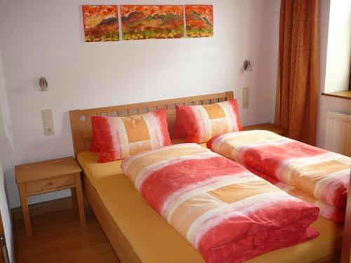 EhenbichlにあるFerienhäuschen Kathreinのベッド2台が隣同士に設置された部屋です。