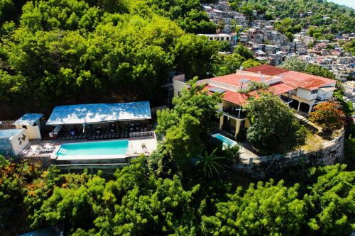 eine Luftansicht eines Hauses mit Pool in der Unterkunft Habitation Des Lauriers in Cap-Haïtien