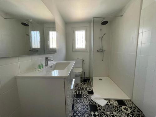 une salle de bain avec un lavabo, des toilettes et une douche dans l'établissement Superbe T2 Neuf Centre Ville Wifi Terrasse Netflix, à Périgueux