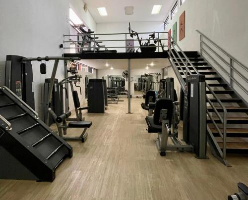 un gimnasio con cintas de correr, pesas y balanzas en The Haven - Hotel & Spa, Health and Wellness Accommodation - Adults Only, en Boquete