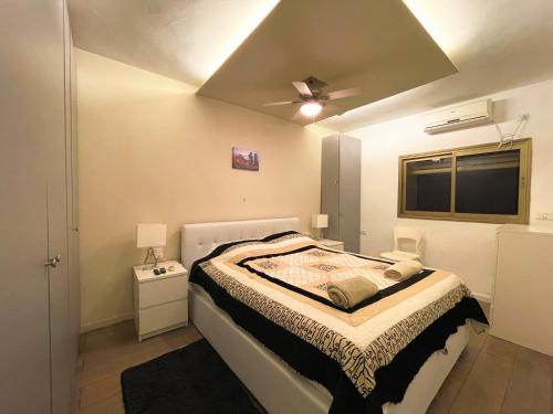 Postel nebo postele na pokoji v ubytování Beautiful 2-bedroom condo in the heart of Tel Aviv