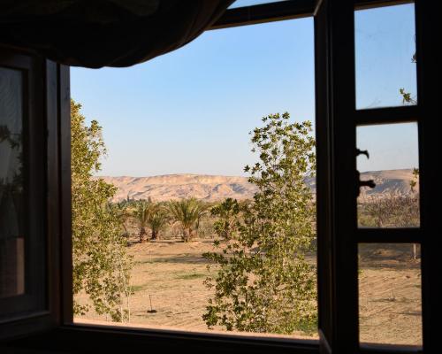 a window with a view of a desert view at Tzila Bahariya in Az Zaytūn
