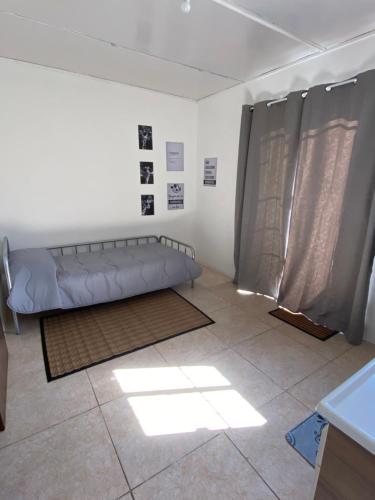 a room with a bed in the corner of a room at Apartamento el dos in Chuy