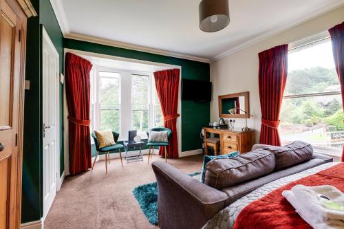 a bedroom with green and red walls and a couch at Old Rose and Crown Hotel Birmingham in Rubery