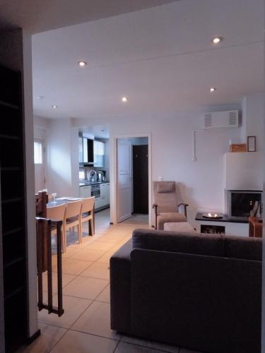 uma sala de estar com um sofá e uma cozinha em Levin Kolmio C2 em Levi