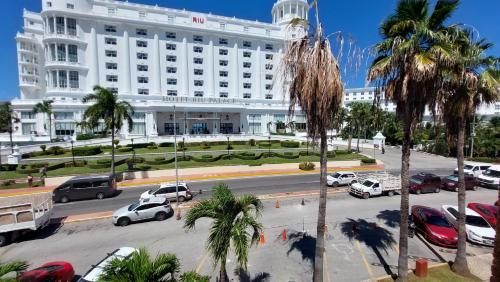 un parcheggio con auto parcheggiate di fronte a un edificio di Cancún Suites Apartments - Hotel Zone a Cancún