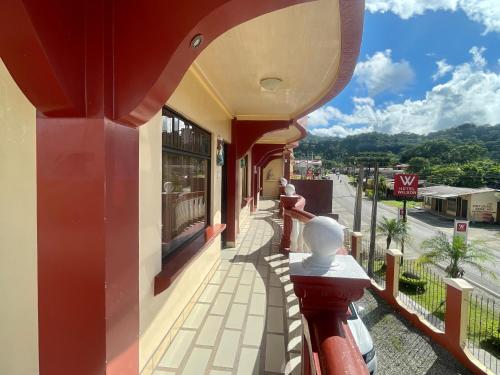 balkon z widokiem na ulicę w obiekcie Hotel Wilson Ciudad Neily w mieście Neily