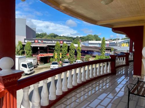 balkon z widokiem na ulicę w obiekcie Hotel Wilson Ciudad Neily w mieście Neily
