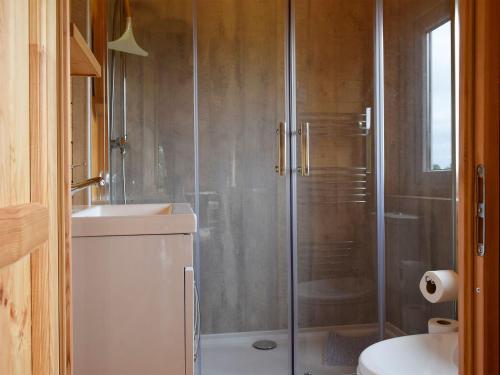 uma casa de banho com um chuveiro, um WC e um lavatório. em Raynards Retreat - Uk33401 em Hungerton