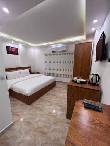 una camera con letto e scrivania con tastiera di Petra Family Hotel a Wadi Musa