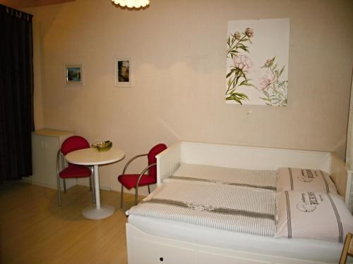 1 dormitorio con 1 cama, mesa y sillas en Apartment Helena, en Karlovy Vary