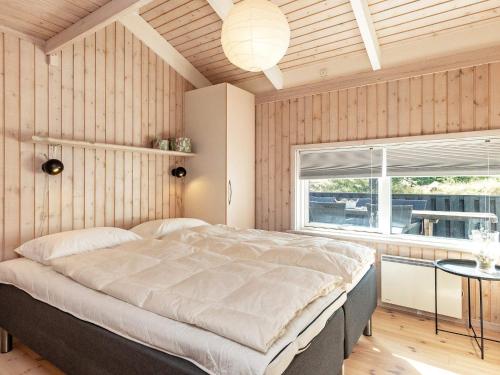 ÅlbækにあるThree-Bedroom Holiday home in Ålbæk 56のベッドルーム(大型ベッド1台、窓付)