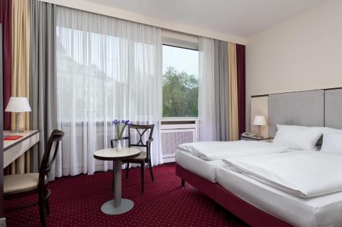 A bed or beds in a room at Come Inn Berlin Kurfürstendamm