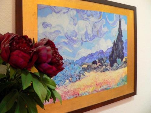 a picture of a painting on a wall with flowers at Valmarina in Calenzano