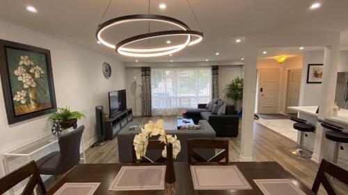 uma sala de estar com um sofá e uma mesa de jantar em Spectacular 3 BR 2 WR House - Close to Airport em Toronto