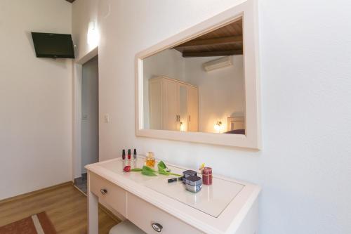 La salle de bains est pourvue d'un lavabo blanc et d'un miroir. dans l'établissement Apartment Brela 2717c, à Brela
