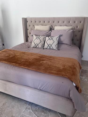 BellaVilla 309 في مدينة ساريانس: سرير عليه بطانية بنية ومخدات