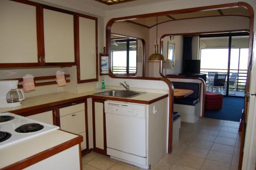 Una cocina o zona de cocina en Mariner's Boathouse and Beach Resort, a VRI resort
