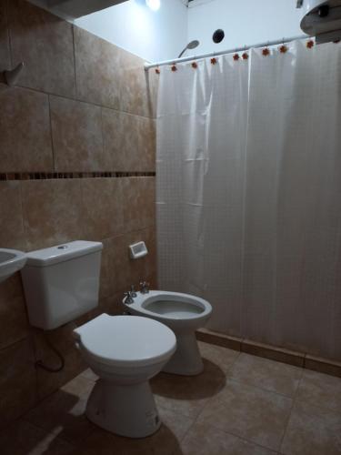 uma casa de banho com um WC e um chuveiro em Departamento Satí em Goya