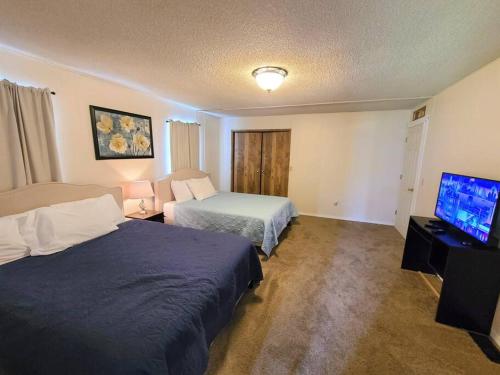 um quarto de hotel com duas camas e uma televisão de ecrã plano em Wood Haven em Forks