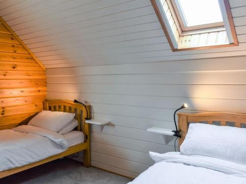 Säng eller sängar i ett rum på Gower Cabin