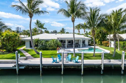 Seven Palms Waterfront, Heated Pool & Private Dock -Walk to beach!