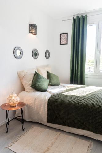 une chambre avec un lit avec une table et une fenêtre dans l'établissement Disneyland Paris / Cozy Studio 3 min from Metro RER A, à Bussy-Saint-Georges