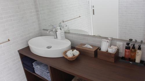 uma casa de banho com um lavatório e um espelho em Côte terrasse onomichi - Vacation STAY 92432v em Onomichi