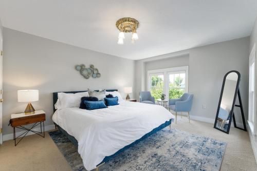 1 dormitorio con 1 cama blanca grande con almohadas azules en Beautiful, Historic Home, heart of McMinnville., en McMinnville