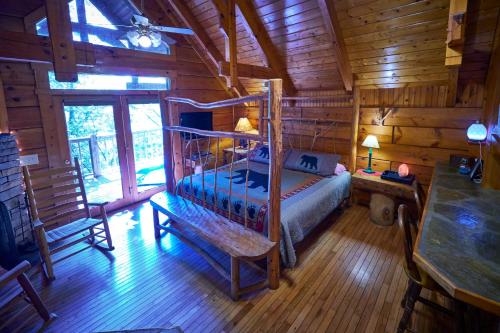 Ένα ή περισσότερα κρεβάτια σε δωμάτιο στο Gatlinburg Adventure Cabins