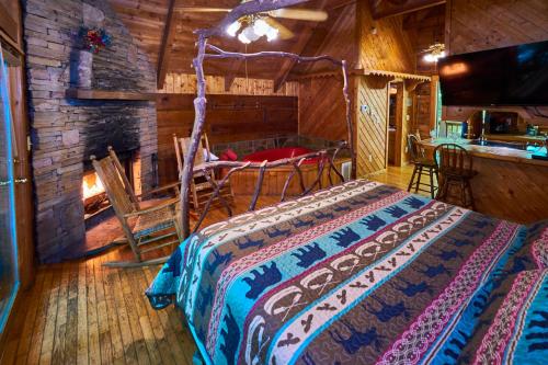 Ένα ή περισσότερα κρεβάτια σε δωμάτιο στο Gatlinburg Adventure Cabins