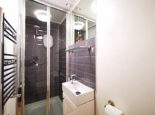 a bathroom with a shower and a toilet and a sink at Spacious Townhouse 5 Mins to Liverpool City Centre With Free Parking in Liverpool