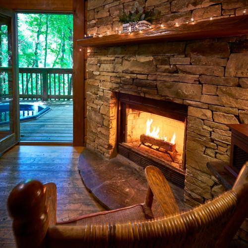 Χώρος καθιστικού στο Gatlinburg Adventure Cabins