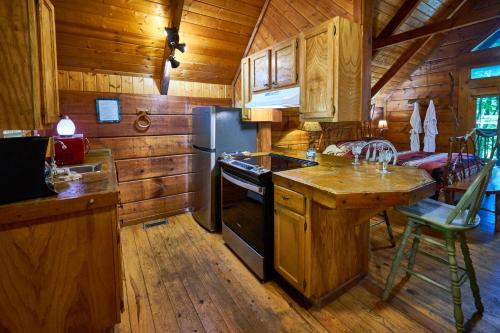 Η κουζίνα ή μικρή κουζίνα στο Gatlinburg Adventure Cabins