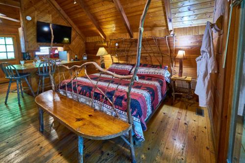 Ένα ή περισσότερα κρεβάτια σε δωμάτιο στο Gatlinburg Adventure Cabins