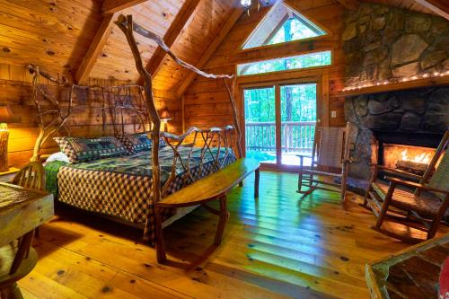 Ruang duduk di Gatlinburg Adventure Cabins