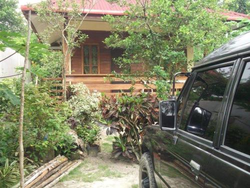 Taman di luar Nellie's Tourist Inn- Port Barton