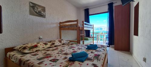 Postel nebo postele na pokoji v ubytování Apartments On the beach