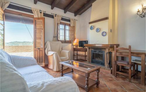 Posezení v ubytování 1 Bedroom Nice Apartment In Mondron