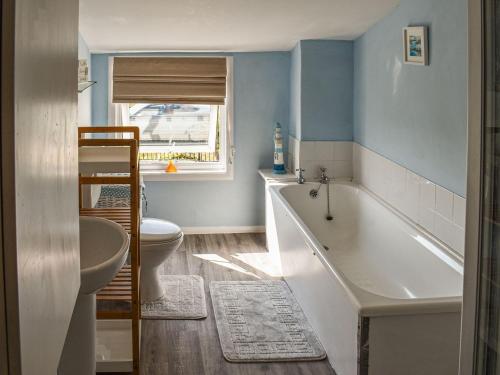 uma casa de banho com uma banheira, um WC e um lavatório. em Pakefield Seaview Cottage em Lowestoft