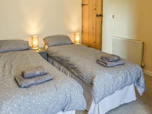 Duas camas sentadas uma ao lado da outra num quarto em Pakefield Seaview Cottage em Lowestoft
