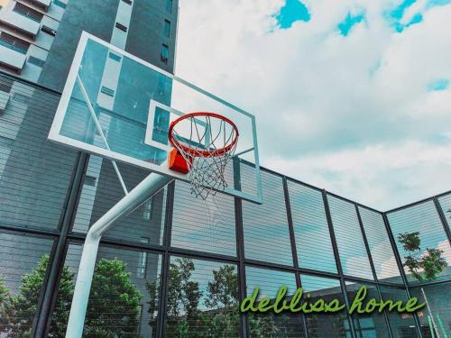 Instalaciones para jugar a tenis o squash en Lovely Loft Apartment with pool o alrededores
