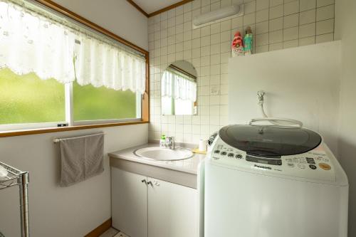 輕井澤的住宿－Kanra-gun - House / Vacation STAY 2833，厨房配有洗衣机和水槽