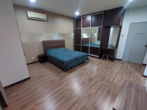 a large room with a bed and a mirror at Triple Z Homestay Kuching - LANDED 14 PAX in Kuching