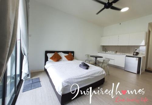 1 Schlafzimmer mit einem großen Bett und einer Küche in der Unterkunft Inspired Homes @ PJ Grand Sofo#3A in Petaling Jaya